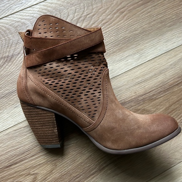 Not Rated Shoes - Brown Ankle Boots with Stacked Heel and Perforated Design Not Rated size 8